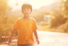 张姓男孩起名优雅可爱_男孩取名 张_张姓男孩五行属金取名